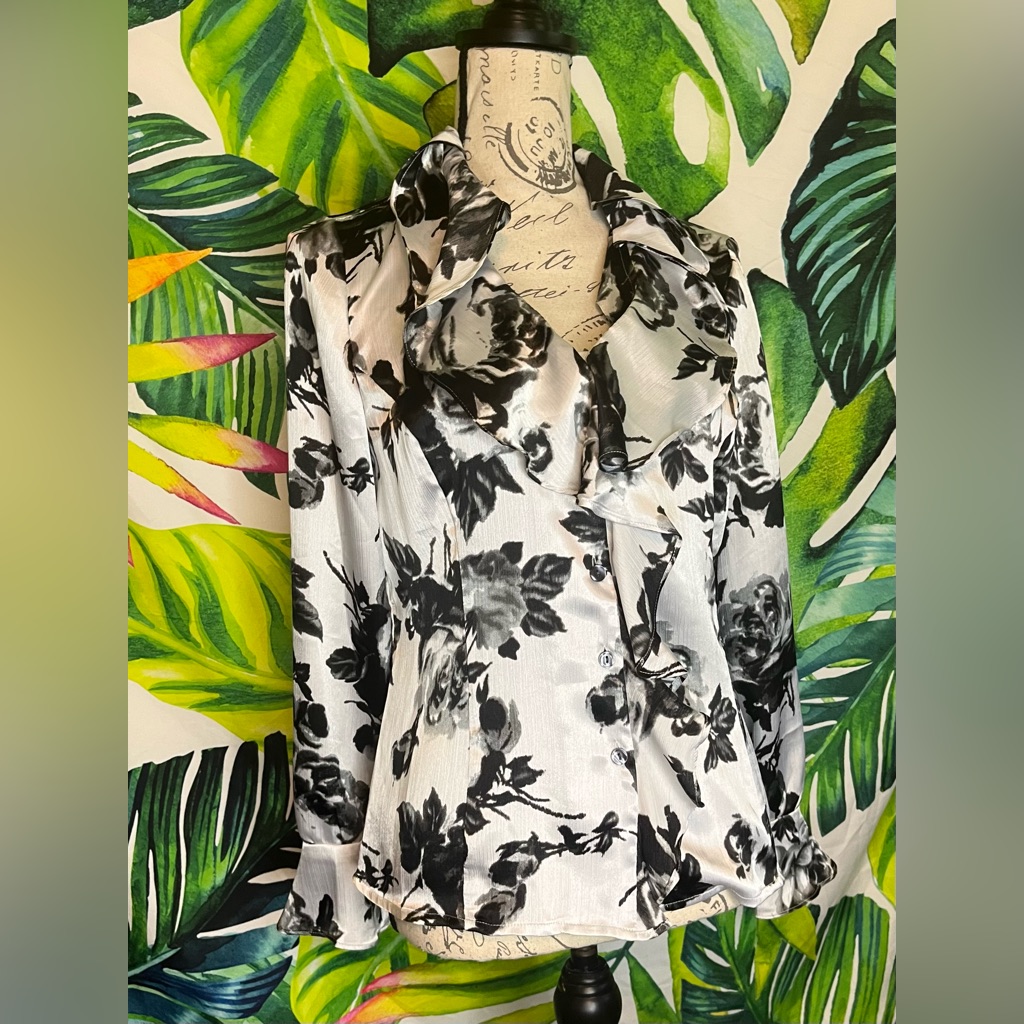 Jones New York S White Silver Black Floral Ruffle Vneck Button Down Office Top